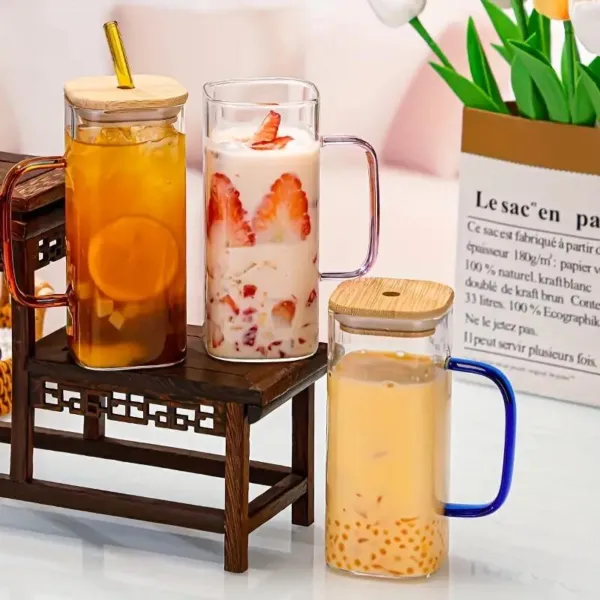 Tasse en verre transparent avec paille 