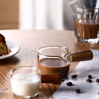 Pot  à Lait en Verre avec Manche en Bois 