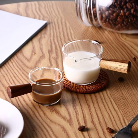 Pot  à Lait en Verre avec Manche en Bois 